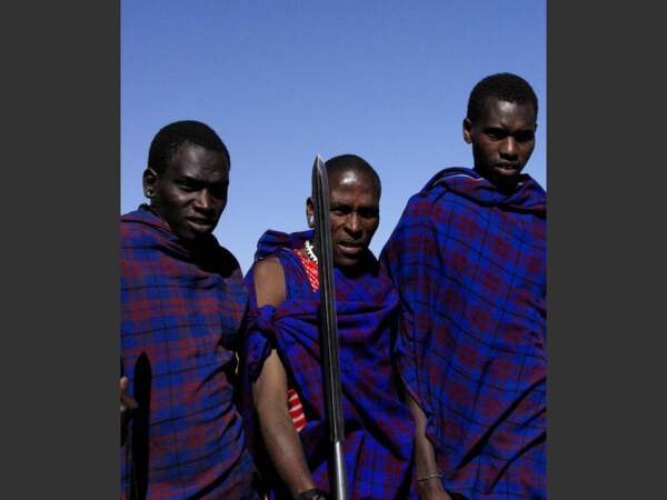 Trois guerriers massaï partent à la chasse, en Tanzanie.