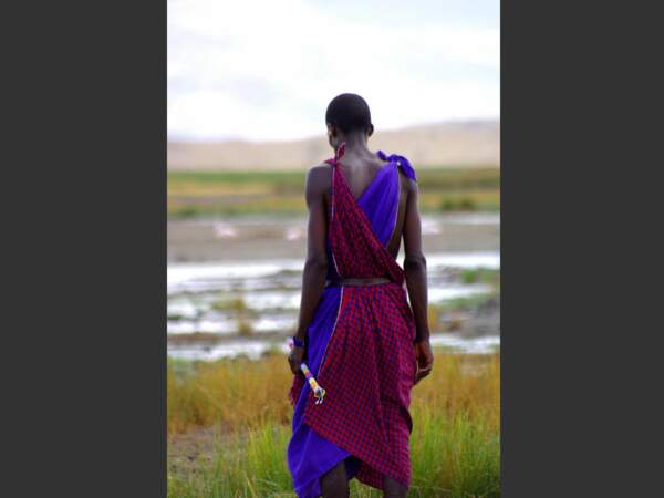 Un jeune homme massaï se tient face à la plaine, en Tanzanie.
