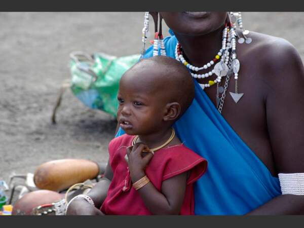 Un enfant, sur les genoux d'une jeune mère massaï, en Tanzanie.
