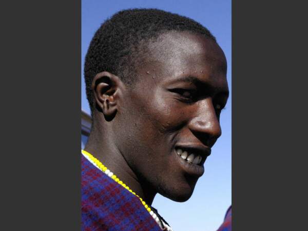 En Tanzanie, un jeune Massaï adresse un sourire amusé à l'objectif.