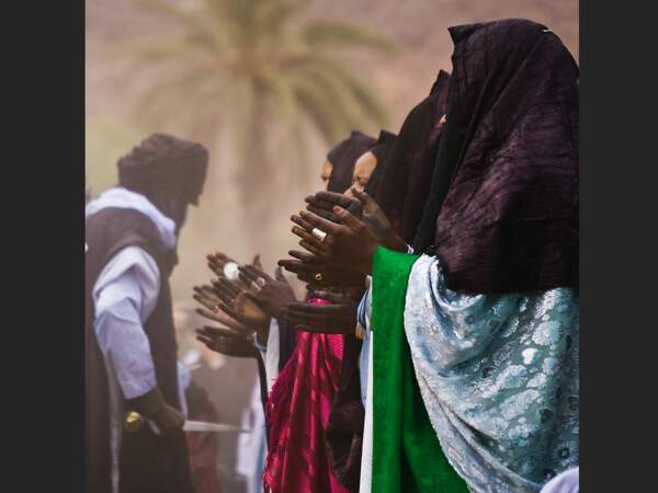 Chants de femmes lors de la Sebeiba aux environs de Djanet dans le désert du Tassili N’Ajjer, en Algérie