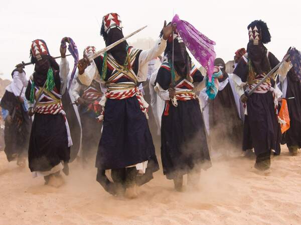 Compétition de danseurs lors de la Sebeiba, aux environs de Djanet dans le désert du Tassili N’Ajjer, en Algérie