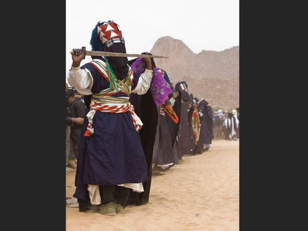Jeu d’épées lors de la Sebeiba, aux environs de Djanet dans le désert du Tassili N’Ajjer, en Algérie