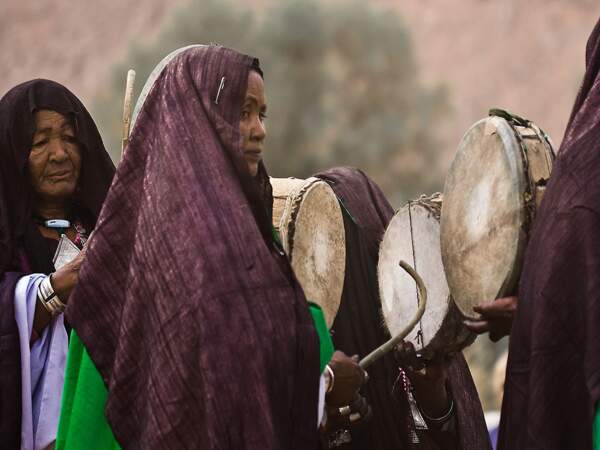 Les joueuses de ganga lors de la Sebeiba aux environs de Djanet dans le désert du Tassili N’Ajjer, en Algérie