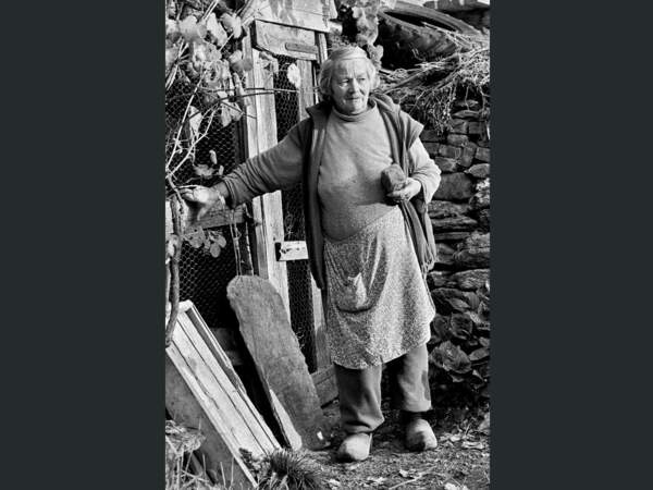 Une vieille dame et ses sabots, à Champoluc, dans le Val d’Aoste, en Italie.