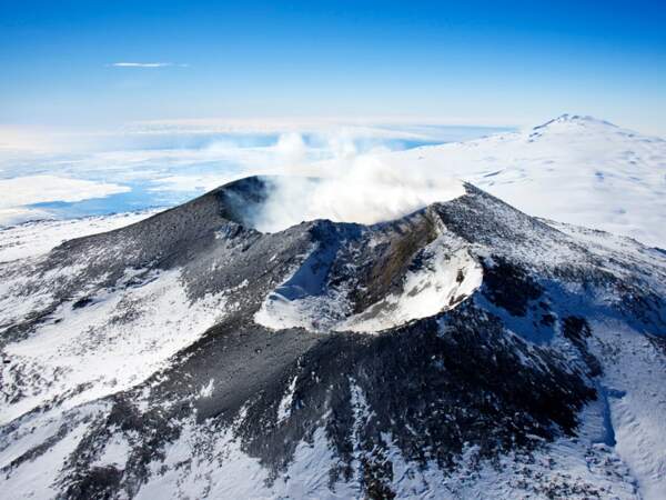Le mont Erebus figure parmi les rares volcans du monde possédant un lac de lave en continu.
