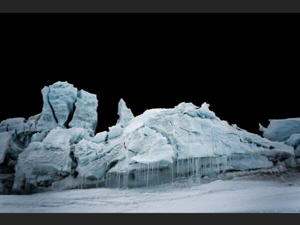 Les forces de pression entre la barrière de Ross et la banquise font régulièrement craquer la glace.
