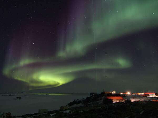 Une aurore australe illumine le ciel au-dessus de la base Dumont d'Urville, en Terre Adélie (Antarctique).