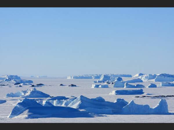 La banquise, vue depuis le mât iono, installé sur la base française Dumont d'Urville en Terre Adélie (Antarctique).