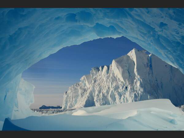 Les icebergs de la Terre Adélie abritent parfois de magnifiques grottes (Antarctique).
