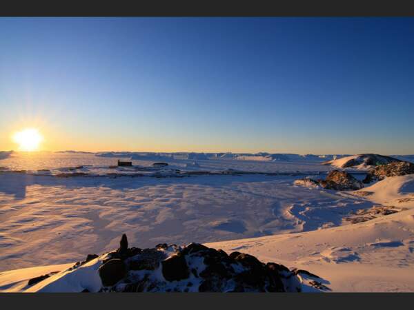 Lorsque l'été se profile, le soleil brille près de dix minutes de plus par jour, en Terre Adélie (Antarctique).