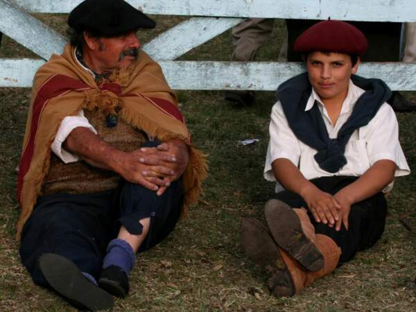 Deux générations regardant un festival gaucho en Argentine