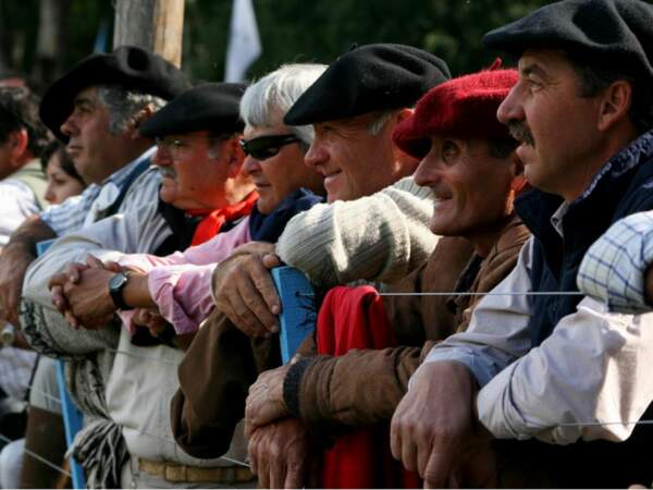 Regards complices de spectateurs pendant le festival gaucho en Argentine