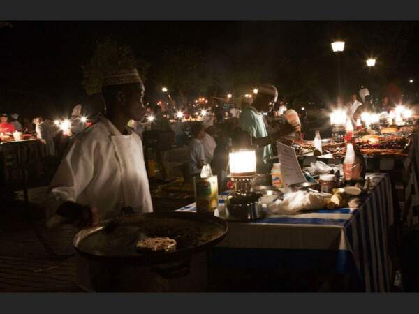 Ces échoppes vendent du poisson le soir, autour de Stone Town (Zanzibar, Tanzanie).