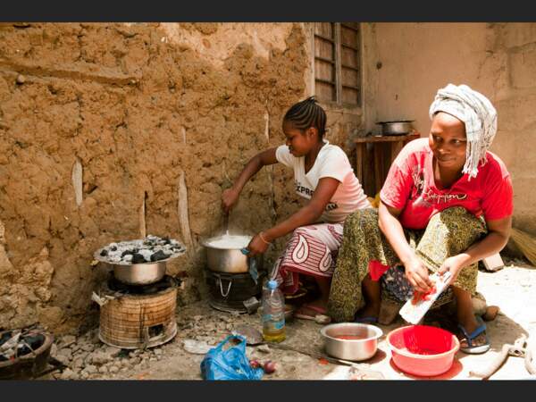 Dans les campagnes de Tanzanie, la cuisine se fait à même le sol.
