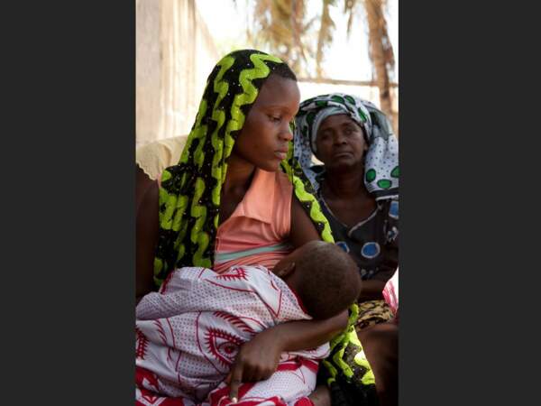 Jeune mère lors d'une réunion de son collectif d'épargne, à Dar Es Salam (Tanzanie).