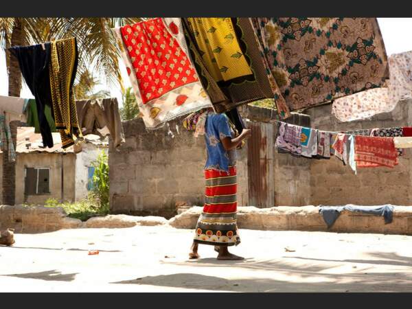 Une femme étend son linge dans le bidonville de Tandale, à Dar Es Salam (Tanzanie).