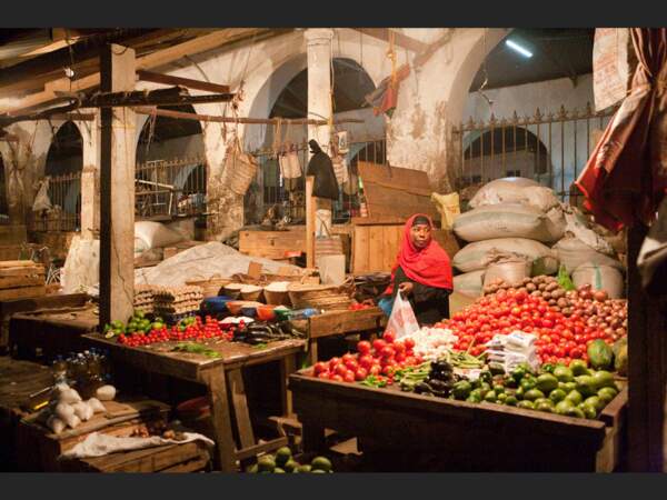 Le soir est l'heure du marché de Creek Road, à Stone Town (Zanzibar, Tanzanie).