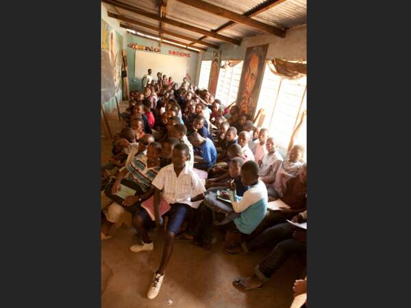A Kibaha, en Tanzanie, il n'y a qu'un seul professeur pour quatre-vingts élèves.