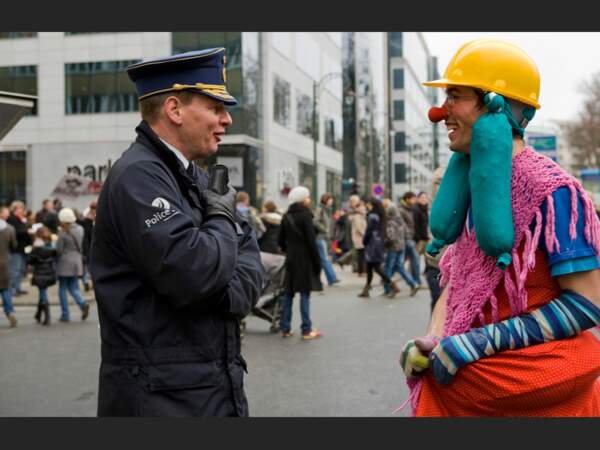 Manifestants et policiers ont fait preuve d'humour le 23 janvier 2011 à Bruxelles, en Belgique.
