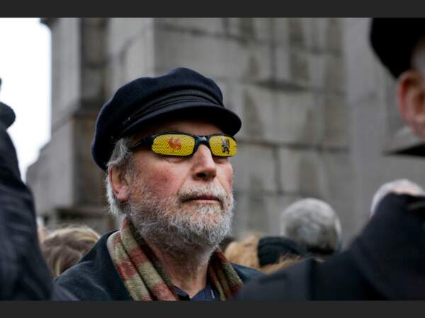 Un manifestant arborait sur ses lunettes les symboles de la Wallonie et de la Flandre, le 23 janvier 2011, à Bruxelles (Belgique).
