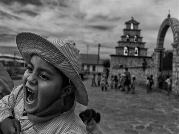 Un gamin joue sur la place du nouveau village de San Cristobal, au Pérou. 