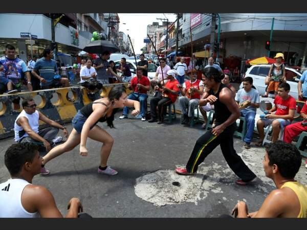 Capoeira dans une rue de Manaus (Amazonas, Brésil). 