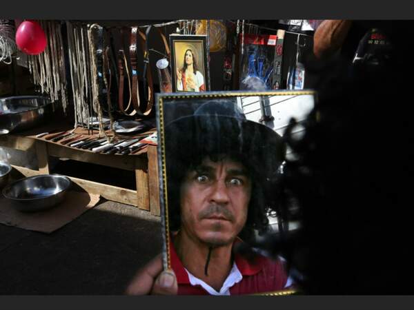 Portrait d'un homme fixant son reflet dans un miroir, sur le port de Manaus (Amazonas, Brésil). 