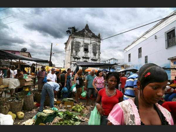 Vue du marché de Cachoeira sous un ciel lourd (Bahia, Brésil).