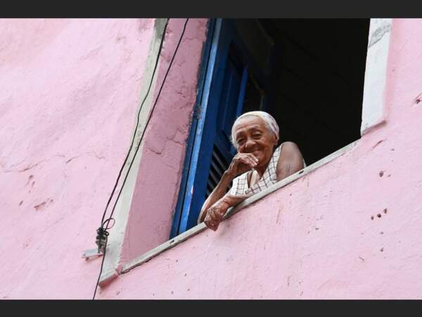 Une femme âgée observe la rue depuis sa fenêtre à Cachoeira (Bahia, Brésil). 