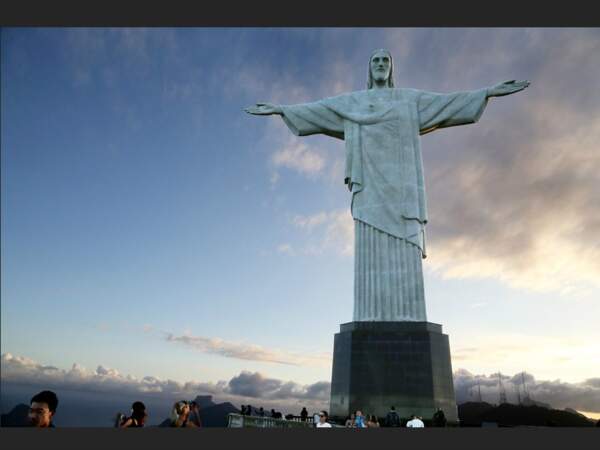 Depuis le mont Corcovado, le Christ rédempteur veille sur Rio de Janeiro, au Brésil. 