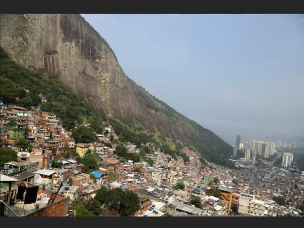Rocinha, située en banlieue de Rio, est la plus grande favela du Brésil.