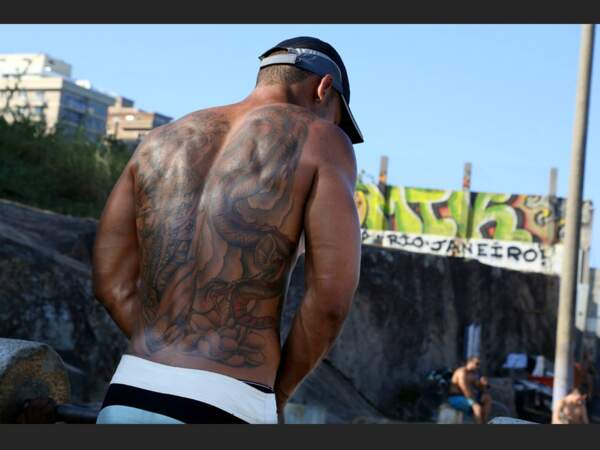 Portrait d'homme tatoué sur la plage d'Ipanema, à Rio de Janeiro, au Brésil.
