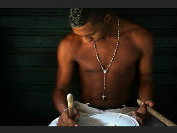 Jeune homme de la favela de Rocinha, à Rio de Janeiro, au Brésil. 