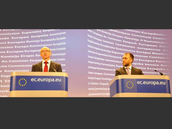Des membres de la Commission européenne à leurs pupitres, à Bruxelles, en Europe.