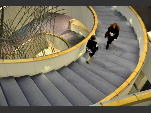 Deux femmes se croisent dans un des escaliers du Parlement européen, à Bruxelles, en Belgique.