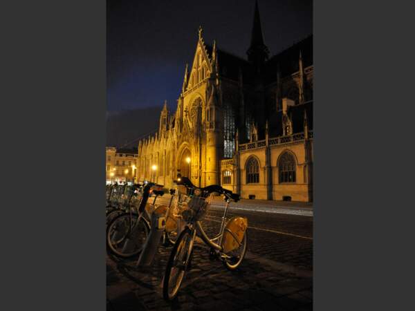 Notre-Dame des Victoires élève ses formes gothiques dans la nuit bruxelloise (Belgique).