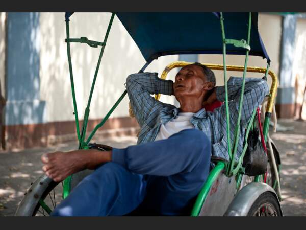 Un chauffeur de cyclo-pousse faisant sa sieste à Phnom Penh, au Cambodge.