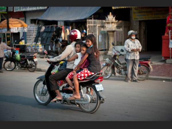 Une famille à moto à Phnom Penh, au Cambodge.