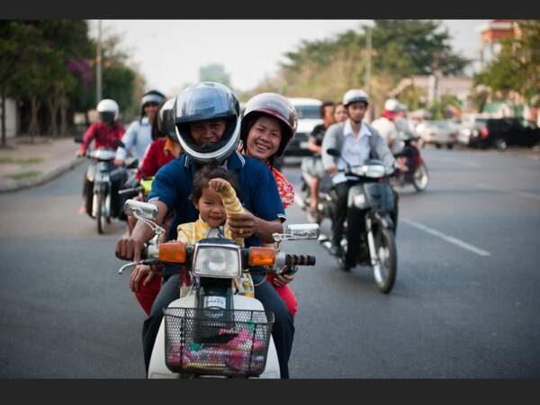 Une famille à moto dans les rues de Phnom Penh, au Cambodge.