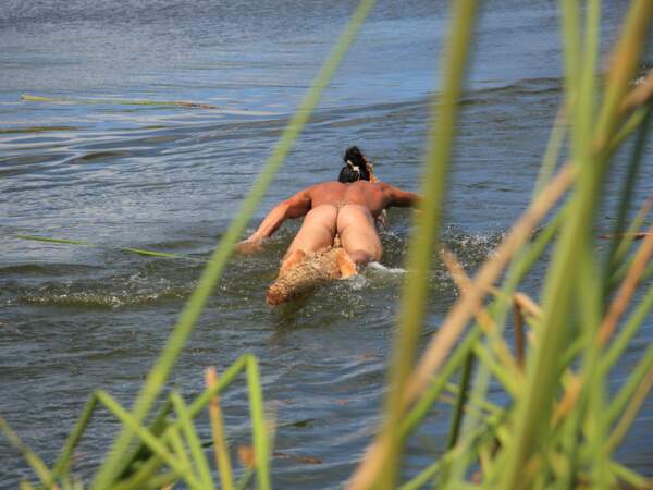 Concurrent nageant dans le lac Ranu Raraku