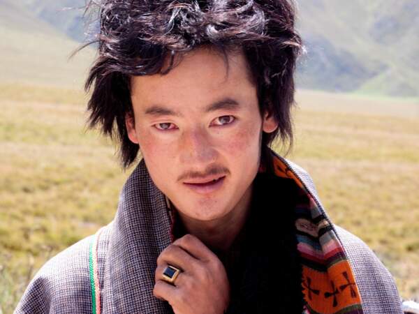 Un jeune homme dans les hauts plateaux de l'Amdo, en Chine.