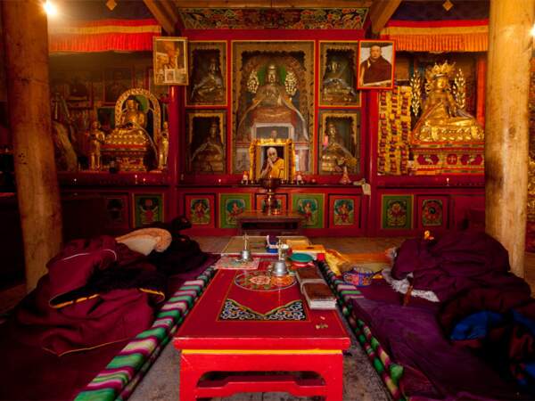 La salle de prière d'un petit monastère, entre Tongren et Xiahe, en Chine.
