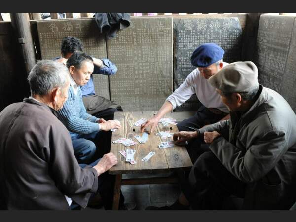Des joueurs de cartes du village de Chengyang, dans la province du Guangxi, en Chine.