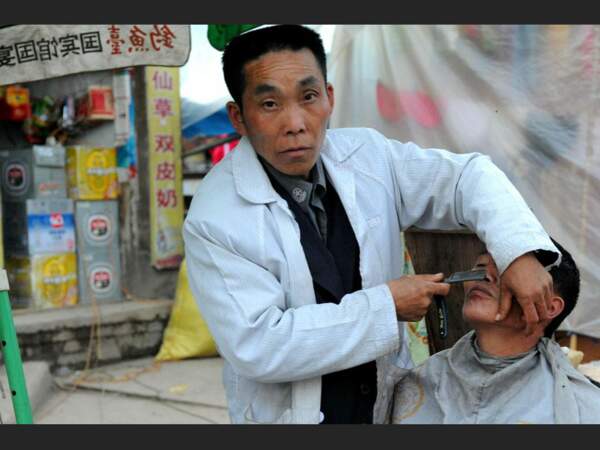 Le barbier du village de Kaili, dans la province du Guizhou, en Chine.