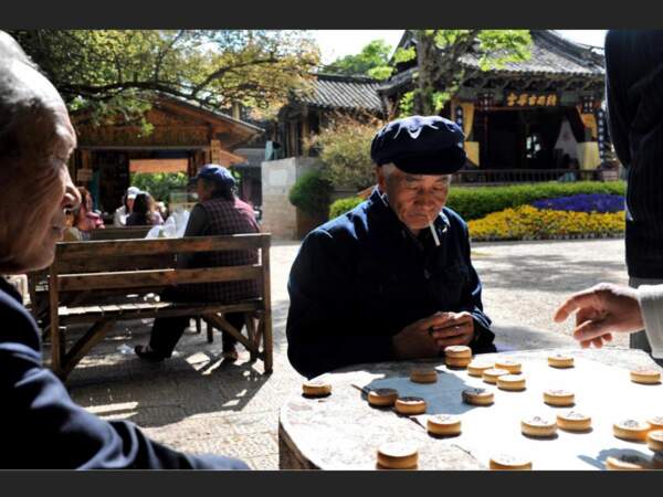 Des hommes jouent aux échecs à Lijiang, dans la province du Yunnan, en Chine.