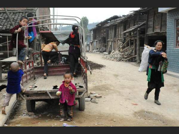 Des enfants s'amusent dans la rue d'un village Dong, dans la province de Guizhou, en Chine.