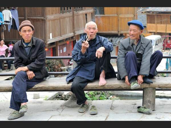 Des hommes du village de Zhaoxing, dans la province du Guizhou, en Chine.