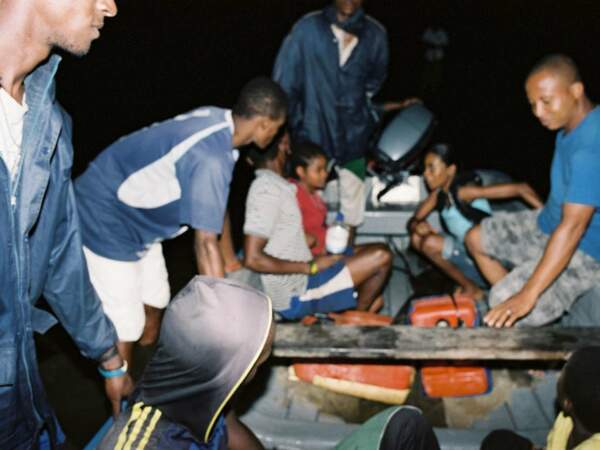 Des migrants embarquent sur un kwassa-kwassa pour quitter les Comores en direction de Mayotte 