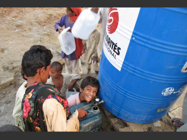 Un approvisionnement en eau dans les camps de déplacés, au Pakistan.